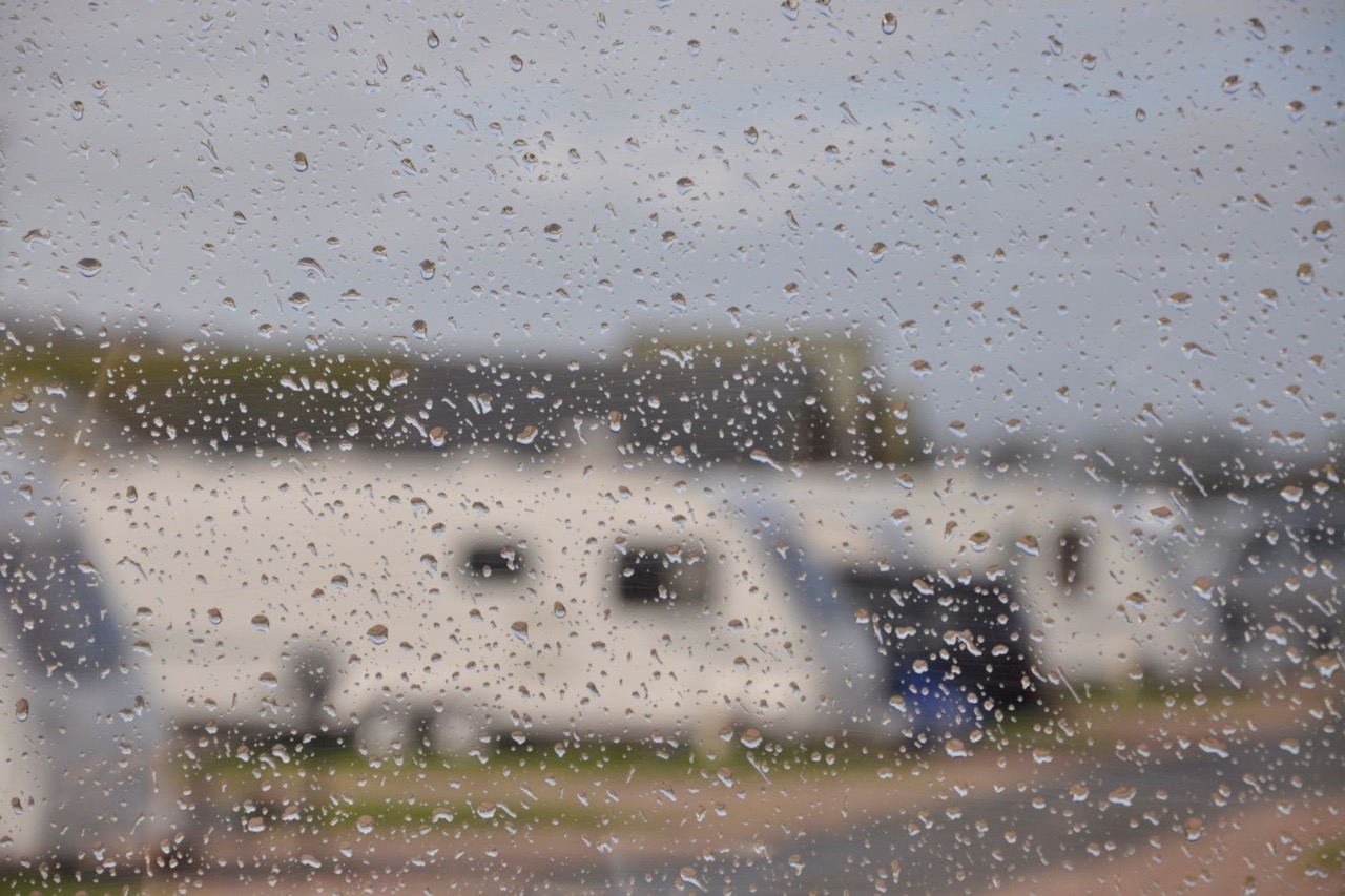 Kamperen in de regen: zo geniet je van je vakantie, ongeacht het weer